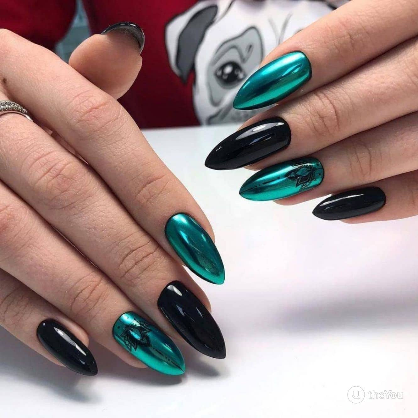 Маникюр новогодний зеленый втирка. Маникюр новогодний зеленый втирка. Изумрудный маникюр с втиркой. Маникюр новогодний зеленый втирка. Изумрудный миндаль 2022.