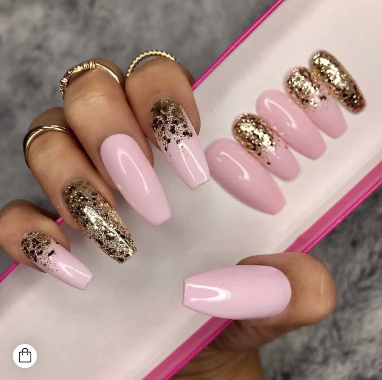 Ногти розовые золотые. Шикарные ногти. Красивый маникюр в розовых тонах. Маникюр розовый с золотом. Красивый розовый маникюр.
