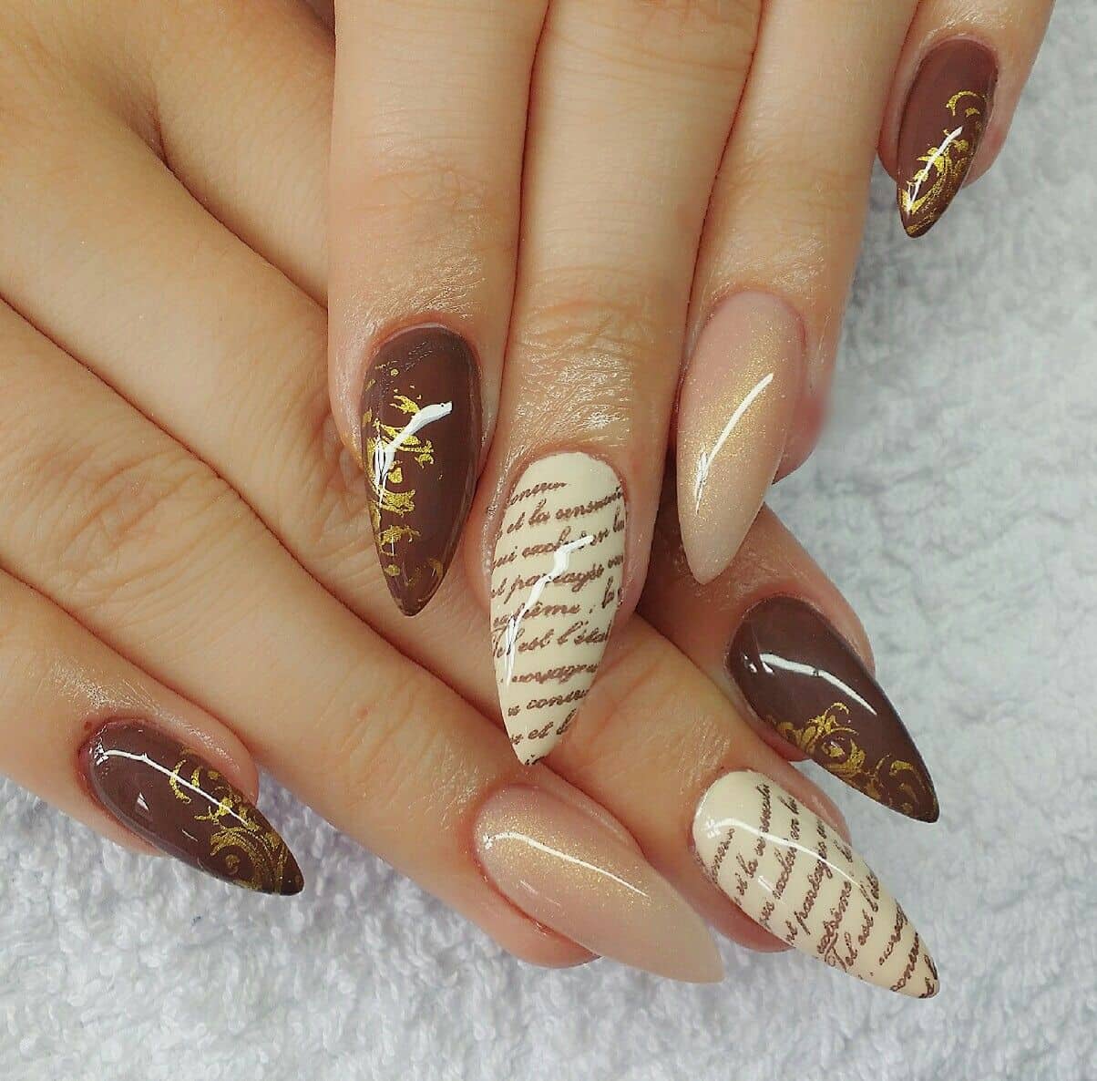 Модные примеры коричневых оттенков дизайна ногтей