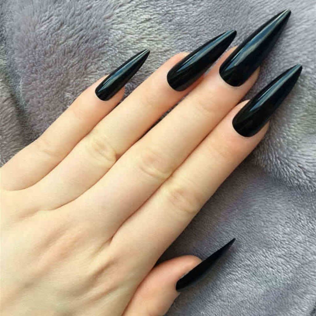 Дизайн черных острых ногтей