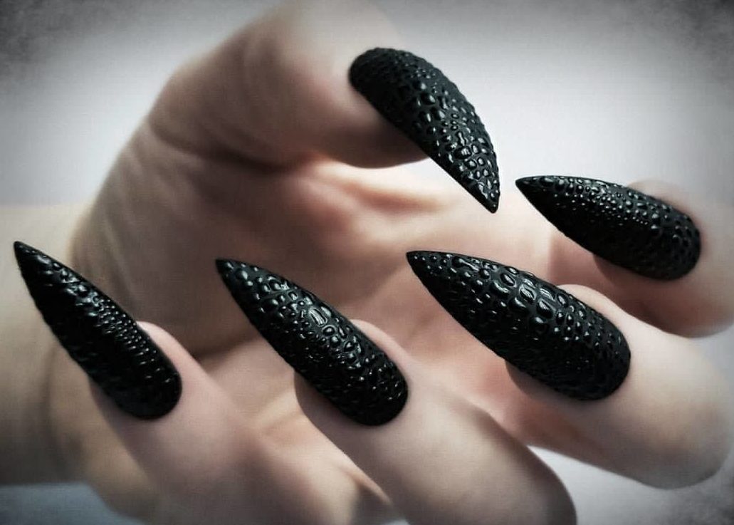 Дизайн черных острых ногтей