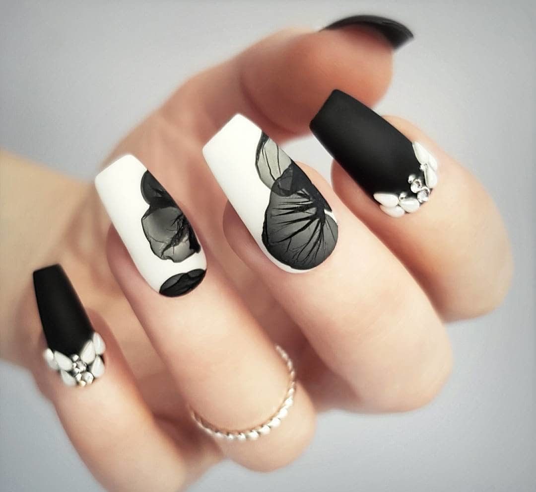 черные ногти с белым рисунком фото