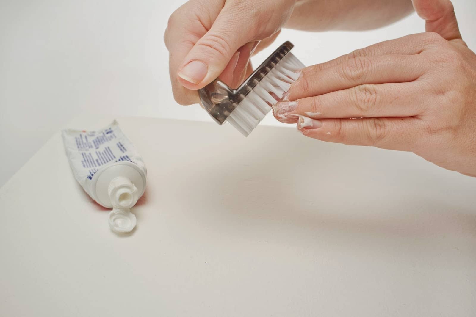 Зубная паста на ногти