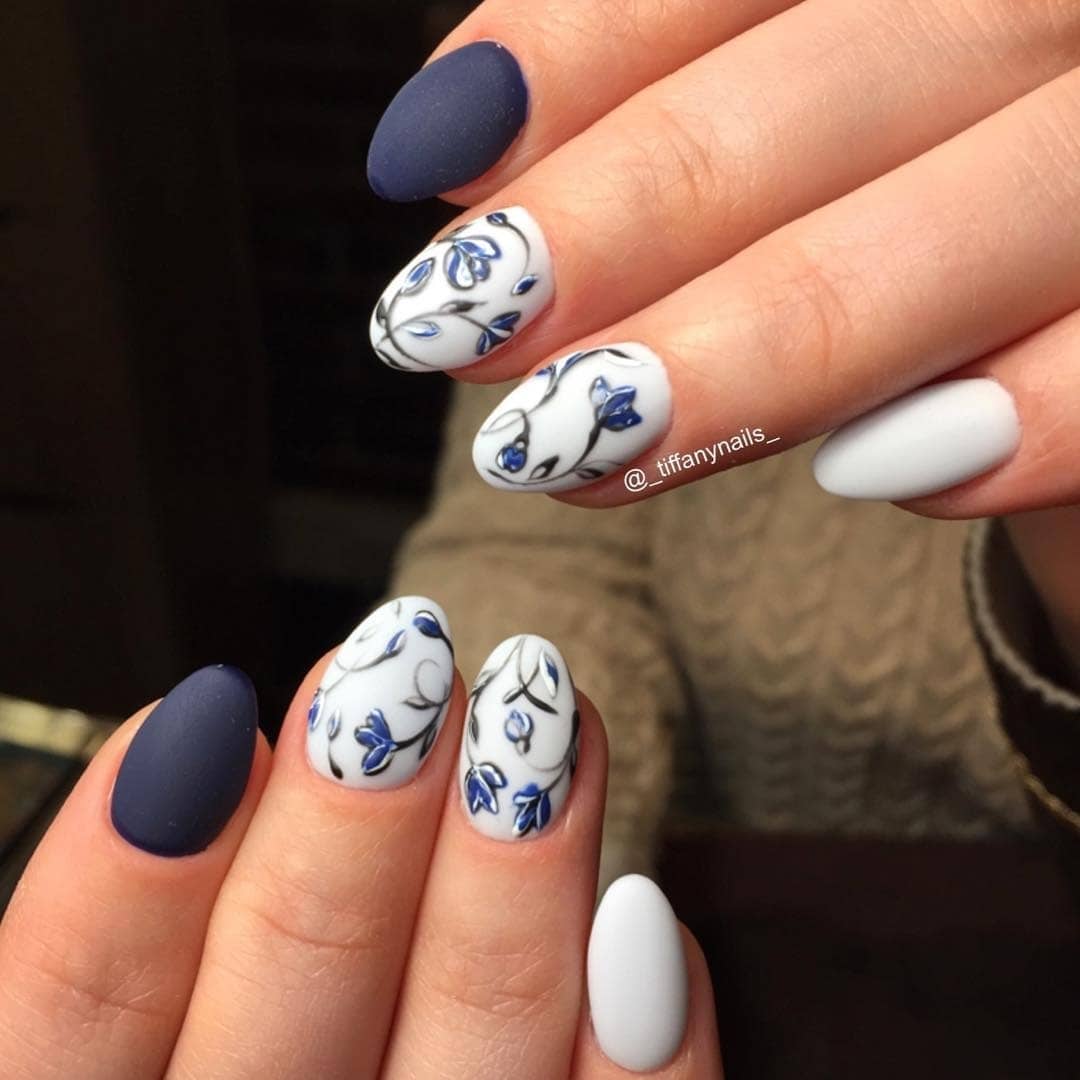Белые матовые ногти с синим