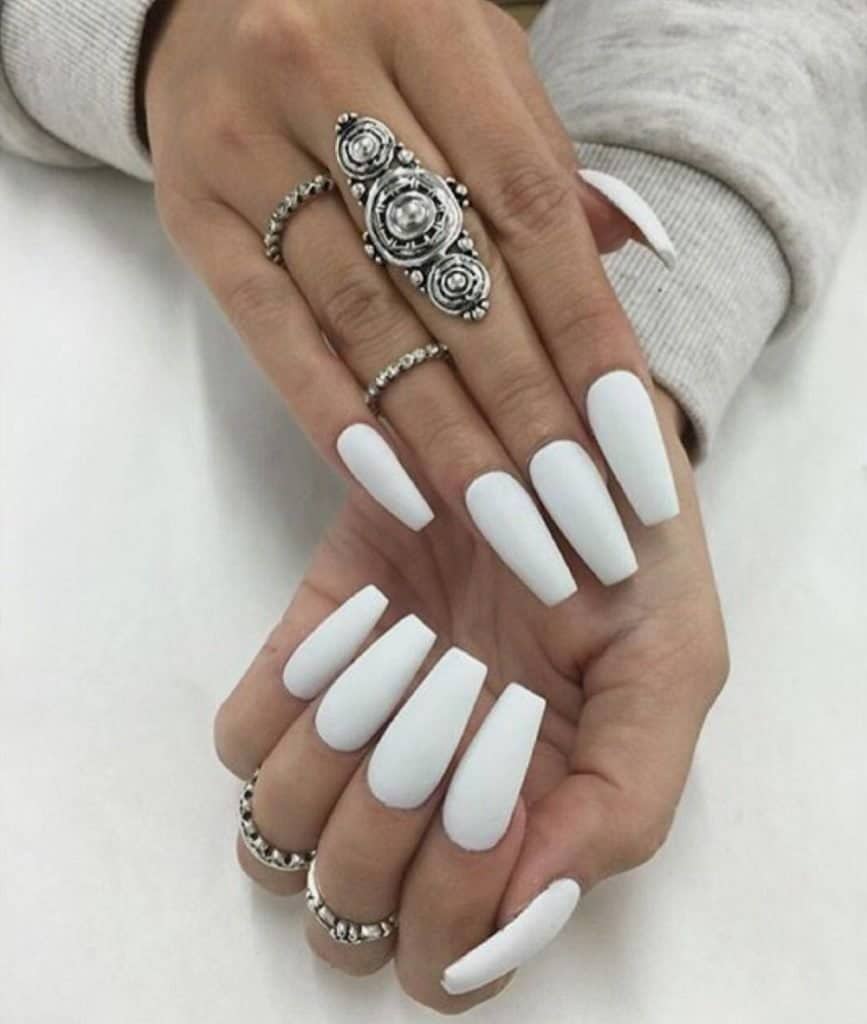 Белые матовые ногти балерина