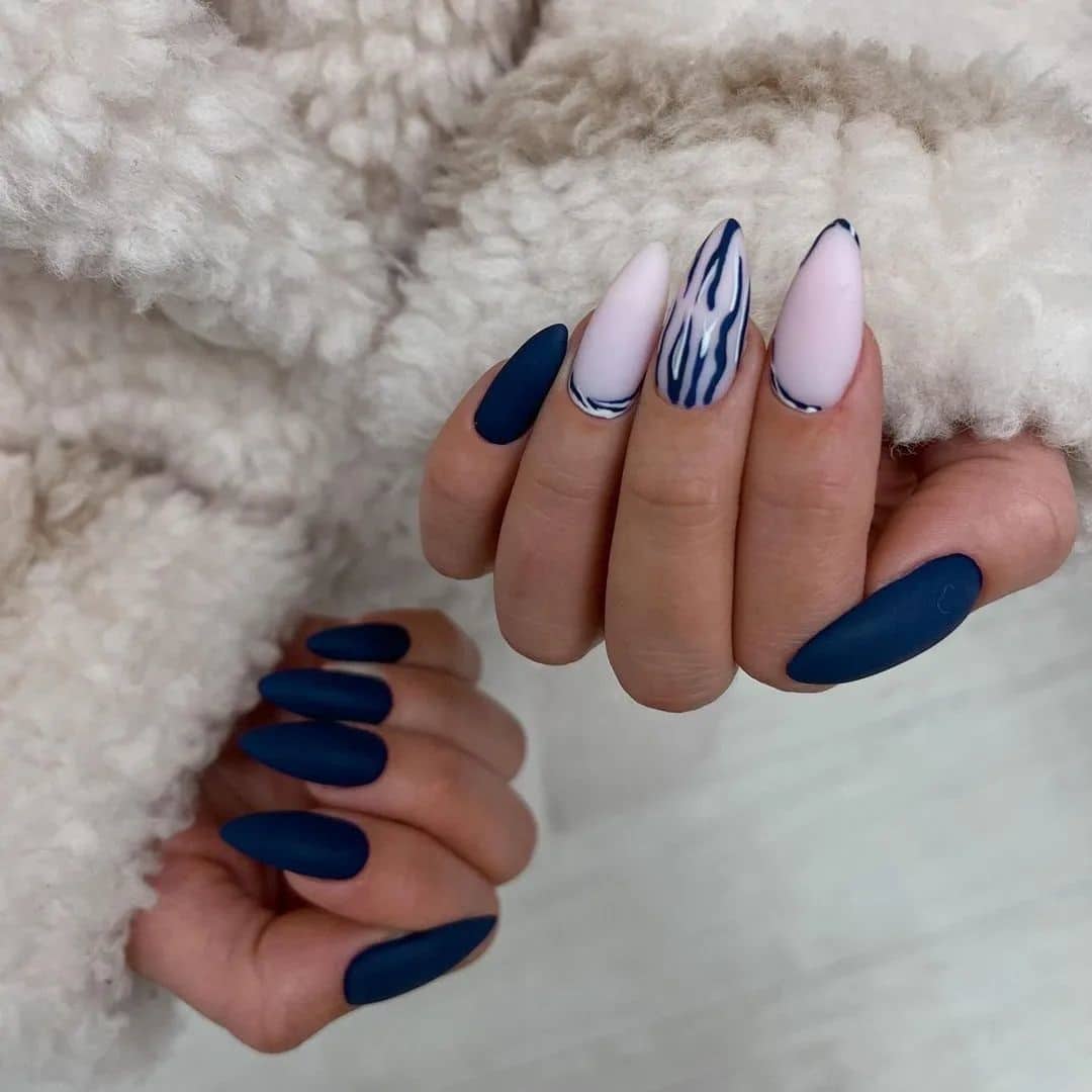 Белые матовые ногти с синим