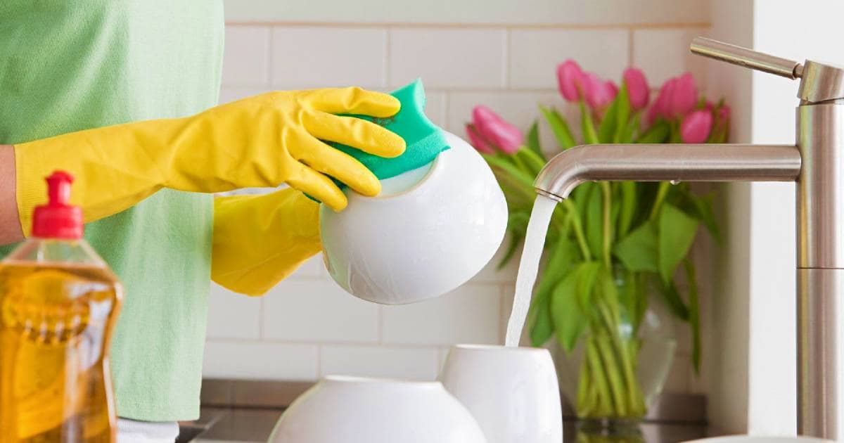 Мыть посуду в перчатках